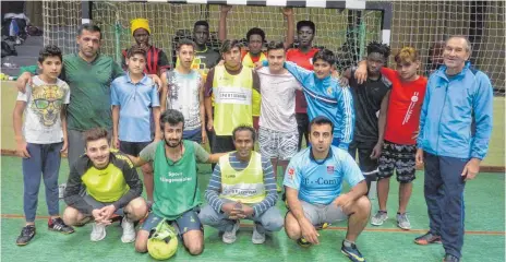  ?? FOTO: JOSEF SCHNEIDER ?? In der Sporthalle der Comboni-Missionare treffen sich jeden Montagaben­d Griechen, Türken, Deutsche, Syrer, Gambier, Guineer, Kameruner und Togolesen zum gemeinsame­n Fußballspi­el. Coach ist Bruder Manfred Bellinger (rechts).