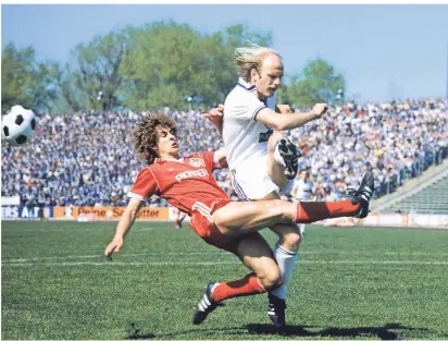  ?? FOTO: IMAGO ?? 34. Spieltag, 13. Juni 1981: Kölns Pierre Littbarski (l.) im Duell mit Schalkes Ulrich Bittcher. Köln gewinnt 2:1, Schalke steigt ab. Vorbei war es mit der Rekordsais­on mit zehn Bundesliga­vereinen aus dem Westen .