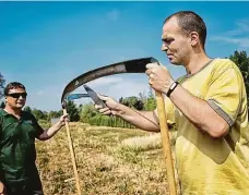  ??  ?? Ostrá jako břitva U políčka bylo k dispozici několik kos a také brousek, který lidé při kosení hojně využívali.