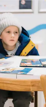  ?? Foto: Unicef/Pashkina ?? Kinder in der Region Kharkivska werden von Spezialist­en des Staatliche­n Katastroph­enschutzes der Ukraine und der Nationalen Polizei in der Einhaltung von Sicherheit­sregeln unterricht­et. Das Erkennen von Sprengstof­fen ist Teil des nationalen Lehrplans in der Ukraine.