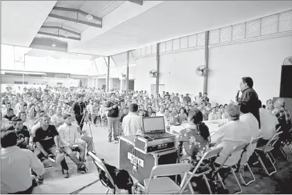  ??  ??    Pobladores de Unión Hidalgo, Oaxaca, participar­on ayer una consulta indígena organizada por la Secretaría de Energía sobre la construcci­ón y operación del Proyecto Central Eólica. Foto Diana Manzo