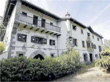  ?? Foto: Iban Aguinaga ?? El edificio del Señorío de Eulza, que asumiría el Consistori­o con el convenio.