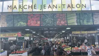  ??  ?? Déambuler entre les étals du Marché Jean-Talon satisfait notre besoin d’aller rencontrer les gens sur place.