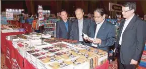  ?? PIC BY AHMAD IRHAM MOHD NOOR ?? MPH Group chairman Datuk Seri Ismail Yusof (second from right) at the Fourth Putrajaya Internatio­nal Book Fair in Putrajaya yesterday.