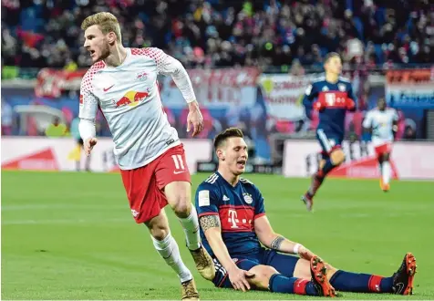  ?? Foto: Witters ?? Gefühle, die beide einige Zeit schon nicht mehr spürten. Während sich Bayerns Niklas Süle über die anbahnende Niederlage ärgerte, drehte Timo Werner nach einem erfolg reichen Torabschlu­ss ab. Bei der Nationalma­nnschaft sehen sich die beiden nun schon...