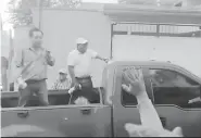  ?? / CAPTURA DE IMAGEN EN VIDEO ?? “Hay que bailar, párense”, dijo mientras se tambaleaba arriba de una camioneta