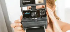  ?? Foto: Christin Klose, dpa ?? Das waren noch Zeiten: eine klassische Sofortbild­kamera von Polaroid. Heute gibt es modernere Modelle, teils schon für weniger als 100 Euro.