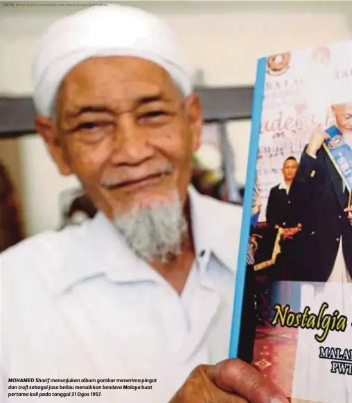  ?? FOTO: ?? MOHAMED Sharif menunjukan album gambar menerima pingat dan trofi sebagai jasa beliau menaikkan bendera Malaya buat pertama kali pada tanggal 31 Ogos 1957.