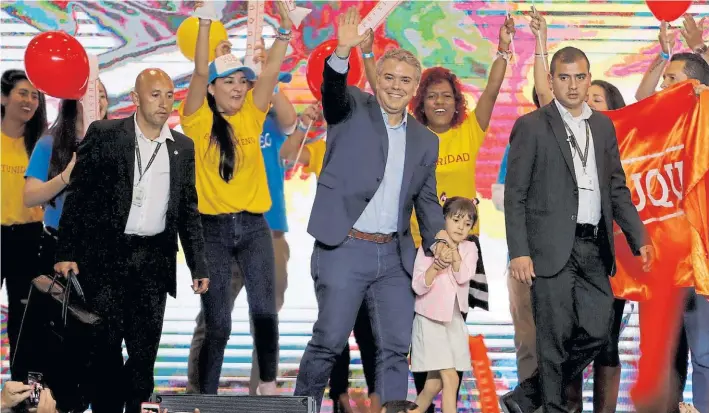  ?? REUTERS ?? Discurso. “Quiero ser el presidente que una al país, que no gobierne con espejo retrovisor”, dijo el “uribista” Iván Duque ante sus seguidores, anoche, en Bogotá.