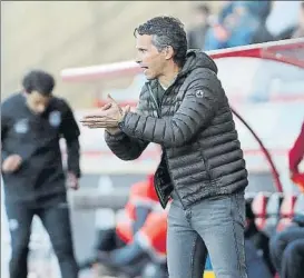  ?? FOTO: V. LLURBA ?? Xavi Bartolo anima a sus jugadores durante un partido de esta temporada