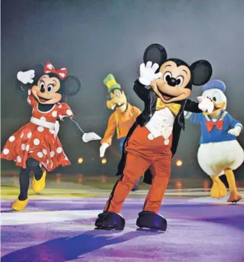  ??  ?? ► Los personajes más clásicos de Disney, partiendo por el eterno Mickey Mouse, protagoniz­an varios segmentos del espectácul­o.