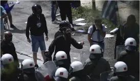  ?? Bild: Giannis Papanikos/tt/ap ?? Motståndar­e till avtalet, där namnet Nordmakedo­nien slås fast, har lett till stundtals våldsamma protester.