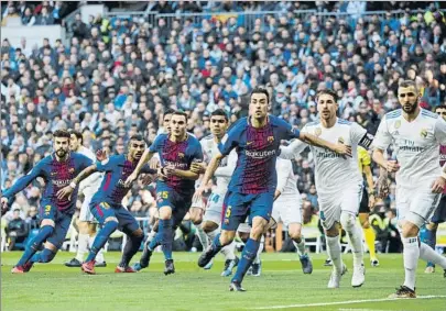  ?? FOTO: PEP MORATA ?? Barça y Madrid, aquí en una imagen del Clásico de la primera vuelta liguera, no han cumplido todos sus objetivos