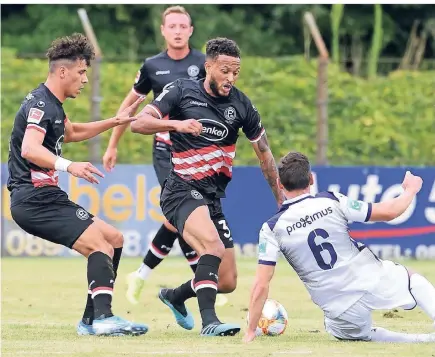  ?? FOTO: CHRISTOF WOLFF ?? Lewis Baker spielte im Test gegen den RSC Anderlecht zum ersten Mal im Fortuna-Trikot.