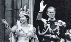  ?? FOTO: STR/DPA ?? Elizabeth II. und ihr Mann Prinz Philip nach der Krönung auf dem Balkon des Buckingham Palastes.