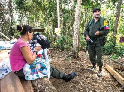  ?? FOTO JAIME PÉREZ ?? Una guerriller­a con su bebé en la Zona Veredal de Carrizal, en Remedios, donde están las Farc hasta que retomen su vida civil y, para eso, son claves los decretos presidenci­ales.