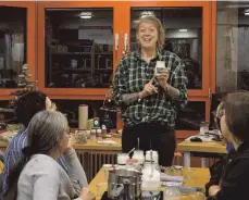  ?? FOTO: KARIN SCHÜTRUMPF ?? Wo es die Zutaten für ihren Bio-Baukasten gut und günstig gibt, auch das erklärt Amelie Prokop beim Workshop.