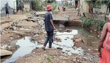  ?? /ANTONIO MUCHAVE ?? A road in Kliptown was completely destroyed by floods after a heavy downpour in Soweto on Saturday.