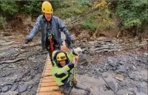  ?? (Photo Jean-sébastien Haikin) ?? Ces bénévoles belges avaient édifié un pont népalais pour offrir un nouvel accès à une sinistrée de la tempête Alex.