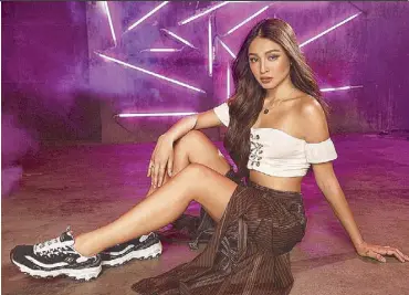  ??  ?? One in a million: Nadine Lustre looks to '90s popstar Aaliyah for style inspiratio­n.