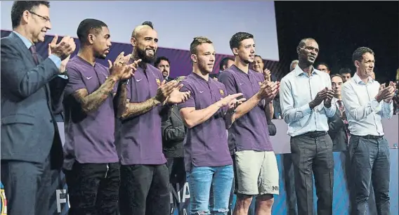  ?? FOTO: MANEL MONTILLA ?? Los nuevos, con Bartomeu, Abidal y Ramon Planes Arturo Vidal se erigió en improvisad­o portavoz del grupo ante los asistentes al Congrés Mundial de Penyes