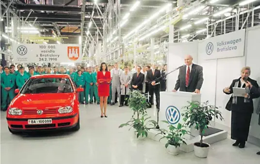  ?? ?? Po siedmich rokoch výroby dodal 24. februára 1998 Volkswagen Bratislava, s.r.o. stotisíce vozidlo, nový červený Volkswagen Golf TDI A4.
FOTO: TASR/Š. PUŠKÁŠ