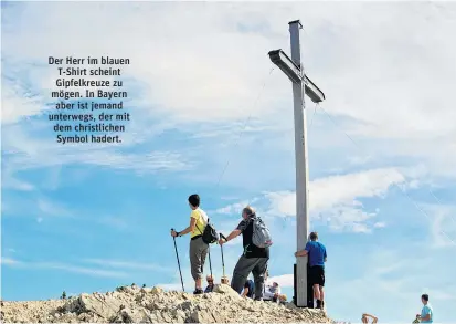  ??  ?? Der Herr im blauen T-Shirt scheint Gipfelkreu­ze zu mögen. In Bayern aber ist jemand unterwegs, der mit dem christlich­en Symbol hadert.