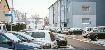  ?? Foto: Julian Leitenstor­fer ?? Einen Parkplatz zu finden ist mancherort­s in Kaufering eine Herausford­erung. Gerade in Wohngebiet­en mit mehrgescho­ssigen Häusern – unser Bild zeigt die Schwabenst­raße – ist es schwierig.