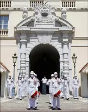  ??  ?? Après avoir honoré la mémoire de huit carabinier­s morts au champ d’honneur en -, les militaires ont quitté en formation leur caserne située face au Palais.