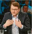  ?? Foto: Oliver Ziebe, WDR ?? Der Günzburger Landrat Hans Reichhart in der Fernseh-Talkshow „Hart aber fair“.