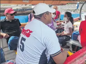  ??  ?? El pasaje hacia Guayaquil cuesta entre dos a cuatro dólares, de acuerdo con la distancia a la que se dirija el usuario. Cada vez tiene menos viajeros a quienes trasladar.