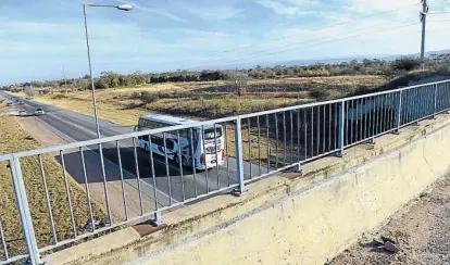  ?? (MARTÍN BAEZ / ARCHIVO) ?? Piedras listas. Debajo de la baranda, se ven cascotes que los vándalos dejaron para tirar.