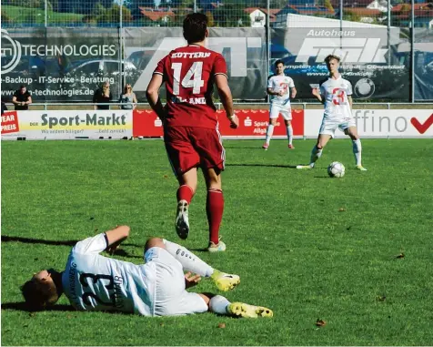  ?? Foto: Messelhäus­er ?? Kottern hat sich nicht aufhalten lassen. Manuel Detmar (vorne), Lukas Göttle (am Ball), Alexander Buschel (Mitte) und vor allem Keeper Philipp Beigl gehörten noch zu den besten TSVlern bei der 0:3 Niederlage.