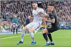  ??  ?? Benzema protege el balón ante Gabriel Jesús en el partido de ida.