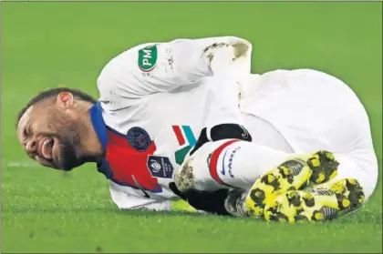  ??  ?? El brasileño se duele tras la entrada que recibió en el partido ante el Caen.