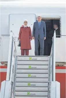  ?? FOTO: IMAGO ?? Ankunft des türkischen Präsidente­n Recep Tayyip Erdogan und seiner Frau Emine am Flughafen Tegel in Berlin.