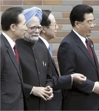  ?? Yomiuri Shimbun file photo ?? Four then heads of state — from left, Lee Myung-bak of South Korea, Manmohan Singh of India, Yasuo Fukuda of Japan and Hu Jintao of China — are seen after a group photo session at the Hokkaido Toyako Summit in July 2008.
