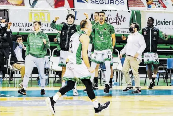  ??  ?? La canasta
Devin Schmidt celebra con sus compañeros al fondo su acierto decisivo ante el Melilla.