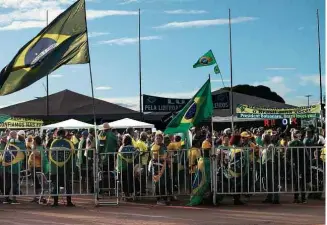  ?? Pedro Ladeira - 27.dez.22/Folhapress ?? Atos antidemocr­áticos em frente ao QG do Exército, em Brasília