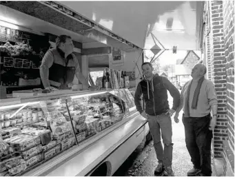  ??  ?? Pendant que son épouse, reste au magasin, M. Boulier sillonne la campagne au volant de son camion pour aller auprès des population­s les plus éloignées en pays de Caux.