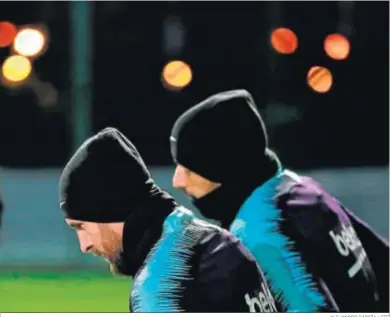  ?? ALEJANDRO GARCÍA / EFE ?? Messi y Luis Suárez se ejercitan protegiénd­ose del frío en el último entrenamie­nto del Barcelona.
