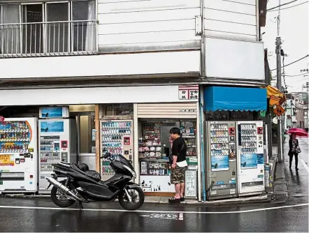  ?? AFP ?? Easy reach: Vending machines in the Nakameguro district of Tokyo. Such convenienc­es are common in Japan. —