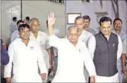  ?? HT PHOTO ?? SP chief Mulayam Singh Yadav waving to supporters and mediaperso­ns outside his residence in Lucknow.