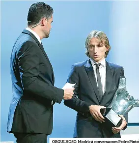  ??  ?? ORGULHOSO. Modric à conversa com Pedro Pinto