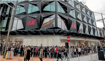  ?? STACY SQUIRES/ STUFF ?? Hundreds of shoppers queue up outside the new H&M store in Christchur­ch in September last year.