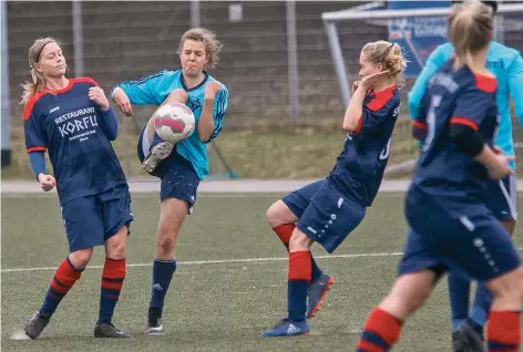  ?? FOTO: THORSTEN LINDEKAMP ?? Der SV Haldern (dunkle Trikots) kann gegen BW Fuhlenbroc­k einfach nicht gewinnen. Nach der Niederlage bleibt die Elf Vorletzter.