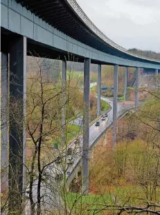  ?? FOTO: DIETZE ?? Das Land sollte mehr in die Sanierung von Brücken investiere­n, damit so etwas wie die Sperrung der Fechinger Talbrücke nicht wieder nötig wird.