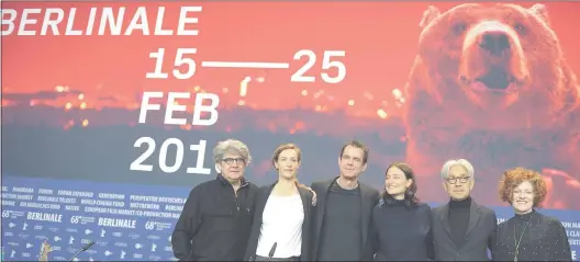  ??  ?? Chema Prado, Cecile de France, Tom Tykwer, Adele Romanski, Ryuichi Sakamoto y Stefanie Zacharek, miembros del jurado de la Berlinale. (Foto: AFP)