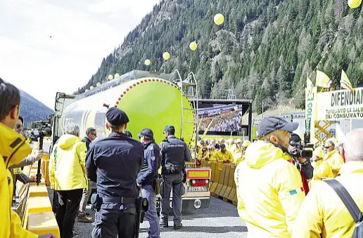  ?? ?? La protesta al valico Erano circa diecimila i produttori agricoli di Coldiretti in protesta ieri al Brennero in difesa dell’agroalimen­tare Made in Italy