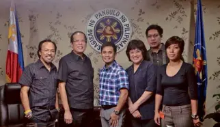  ??  ?? AUGUST 2010 oath-taking in Malacañang of new board members and officers of the Organisasy­on ng Pilipinong Mang-aawit: Noel Cabangon, President Aquino, Ogie Alcasid, Mitch Valdes, Elmar Ingles and Dinah Remolucio